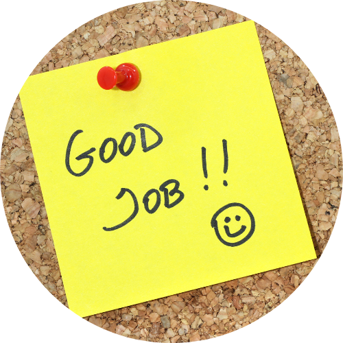 GOOD JOB!!と書かれた黄色いメモ用紙がコルクボードにピン止めされている画像