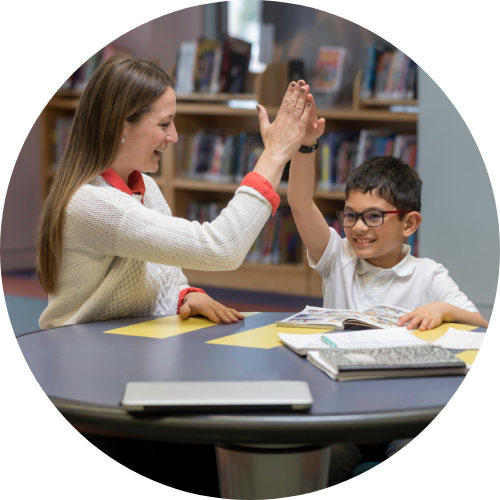 先生と生徒がハイタッチ画像