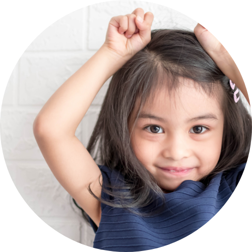 女の子が頭にグーで手を乗せてる画像