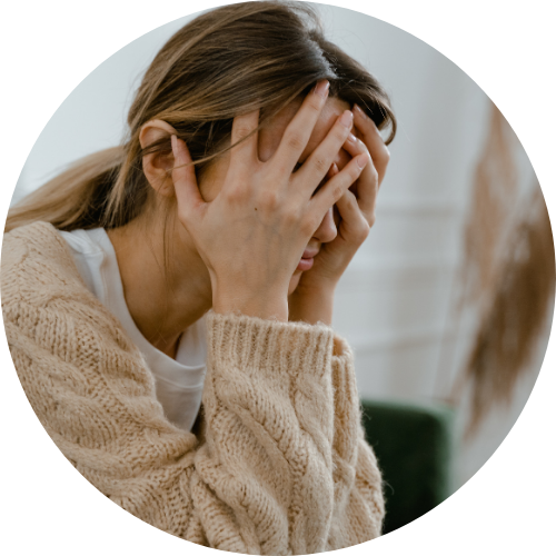 顔に両手を伏せている女性