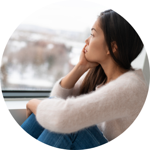 窓の外を見ている女性