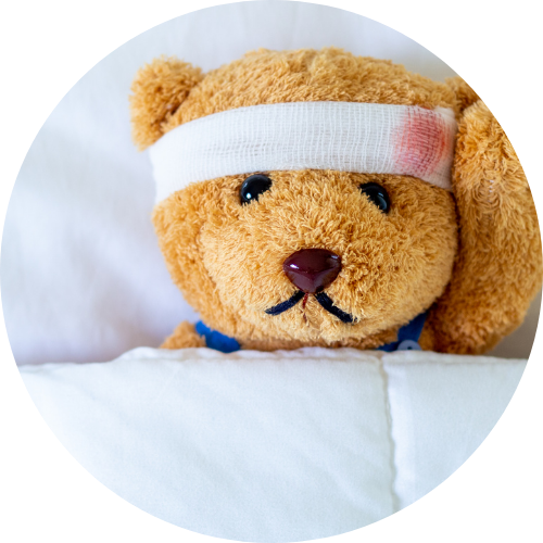 頭に包帯を巻いたクマのぬいぐるみ