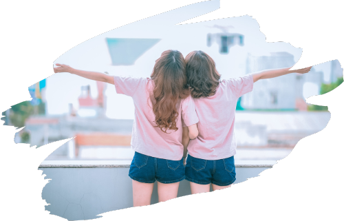 2人組の女の子が後ろを向いて手を広げている