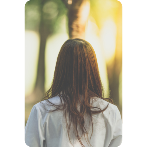 後ろ向きの紙の長い女性