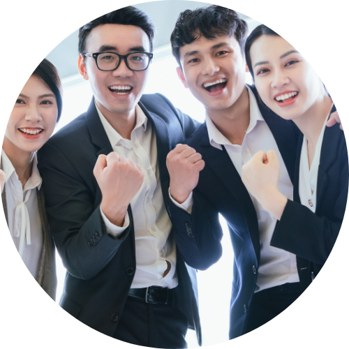 4人の社会人が並んでいる