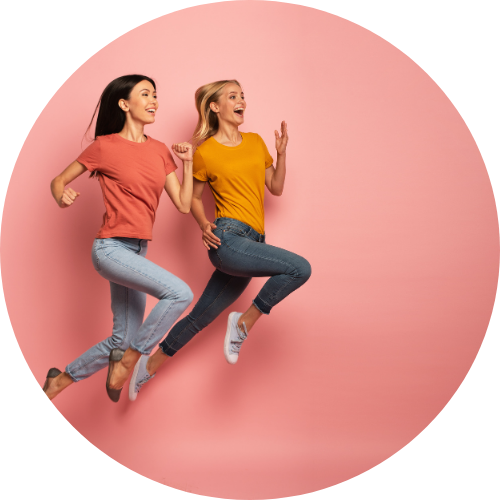 ジャンプしている2人の女性