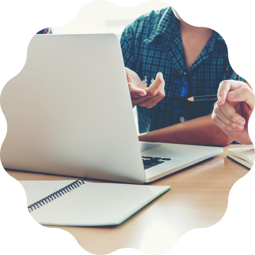 ノートパソコンを開いて勉強している学生