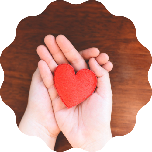 ハートを両手で包んでいる