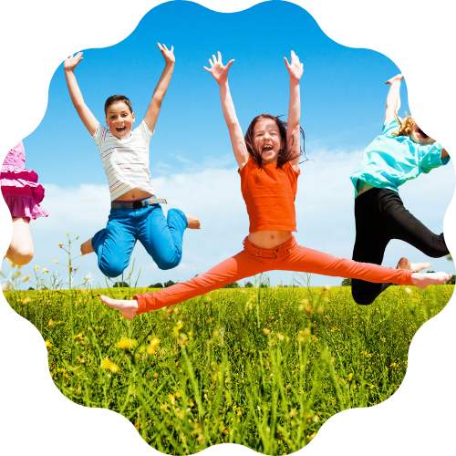 嬉しそうに両手両足を伸ばしてジャンプしている子ども達