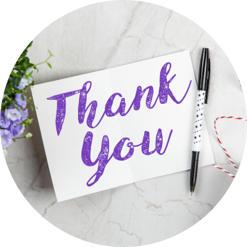 紫字でThank youと書かれたメモとサインペン