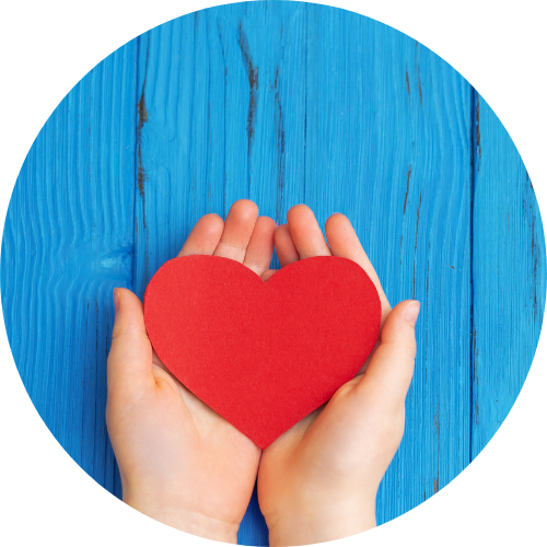 ハートを持つ両手