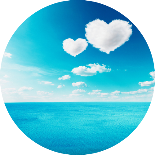 海に浮かぶ大小2つのハートの雲