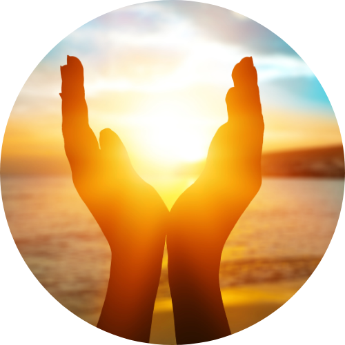 両手の間に夕陽