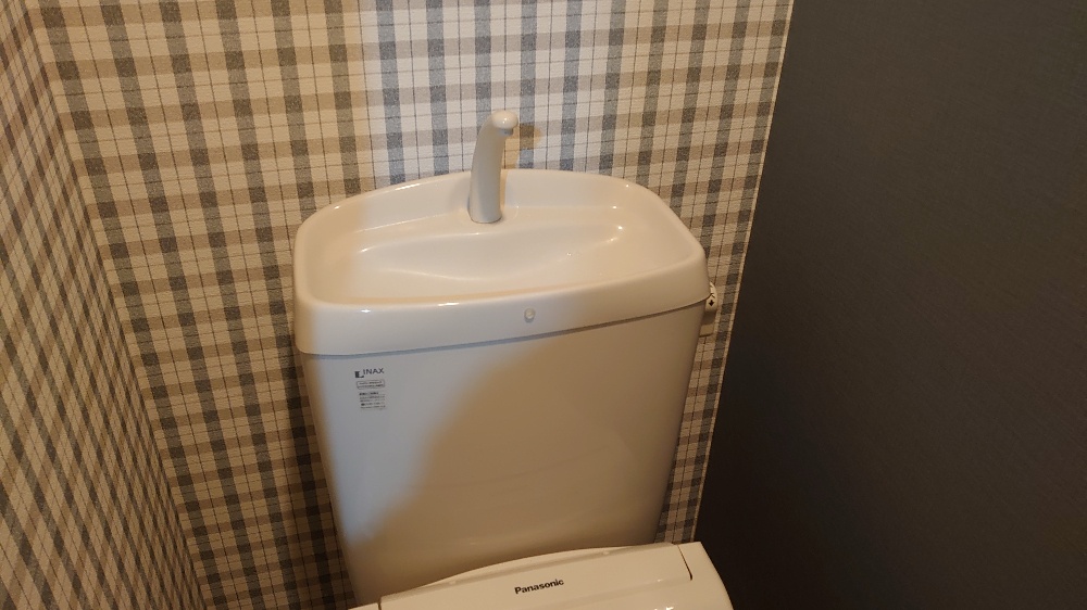 泉区のアパートでトイレのアクセントクロスをチェック柄とブルー系のクロス張替えです
