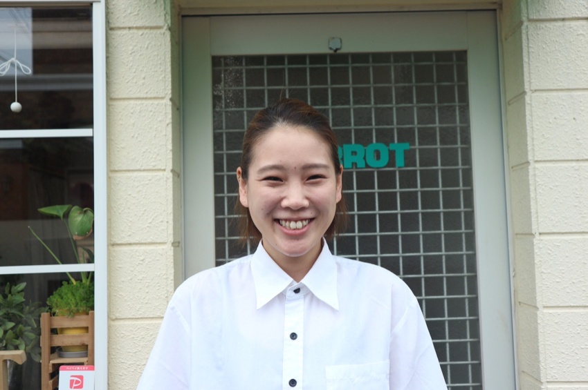 西川 奈穂子 3人の子供のママです。 毎日たくさんのワンちゃんに 触れ合える事を幸せに感じ、 お客様に信頼される トリマーになれるように 日々努力しています♪