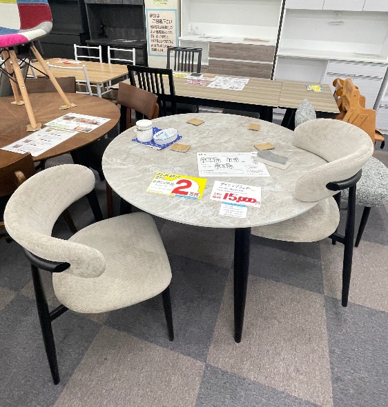 メラミン丸テーブルJETとカンティレバー構造セリーヌチェアのモダンダイニング 北九州のトクナガ家具