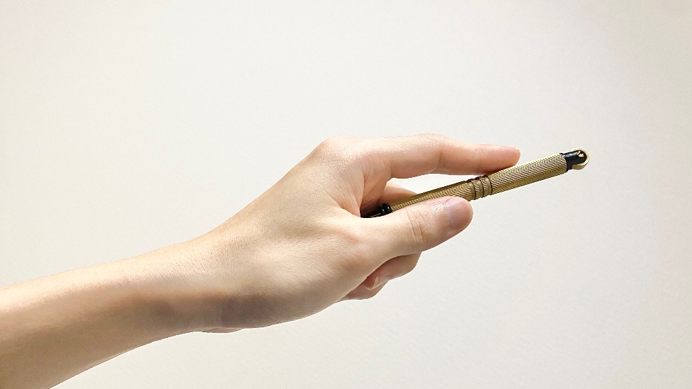 刺さらない鍼を受けている院長の脚