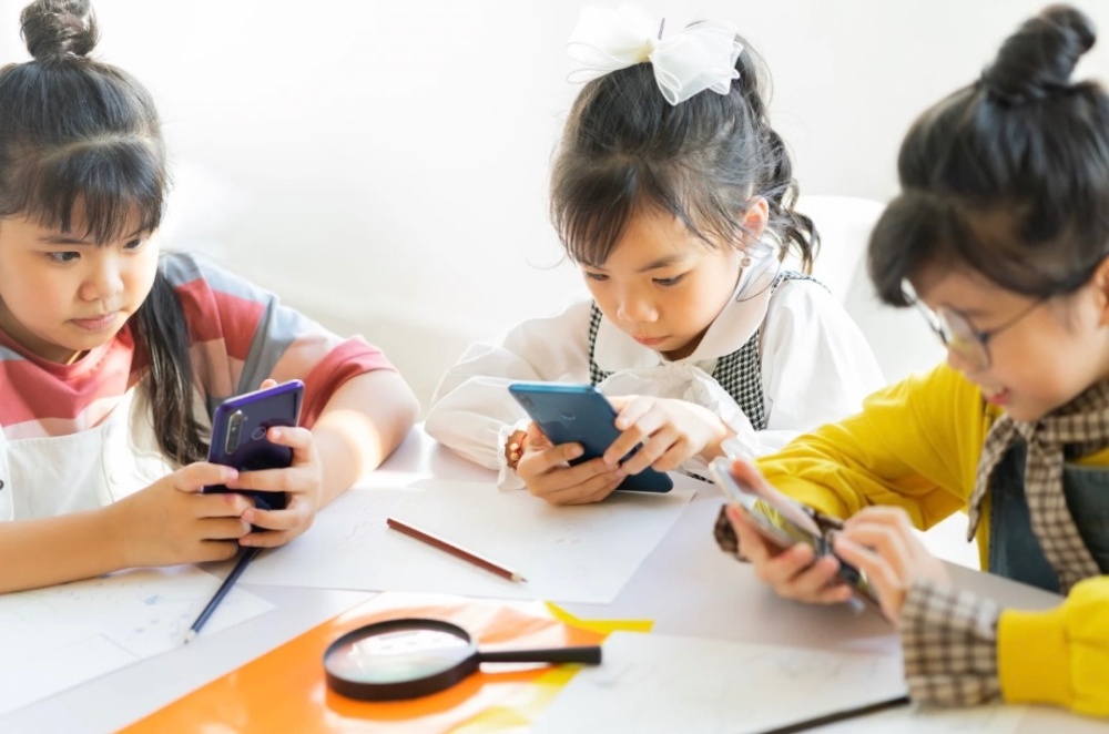 顔を下に向ける時間が長くなることで 頭が前に出る姿勢がクセになります。