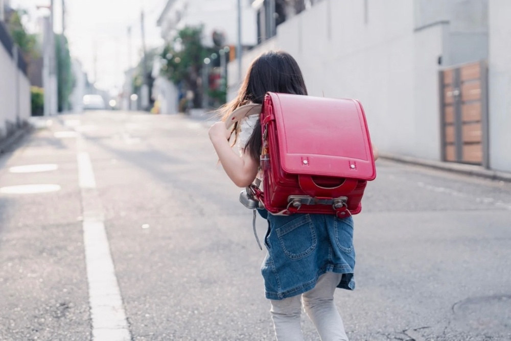 3kg以上の荷物を毎日背負うことで 自然と背中を丸める姿勢が習慣化します。