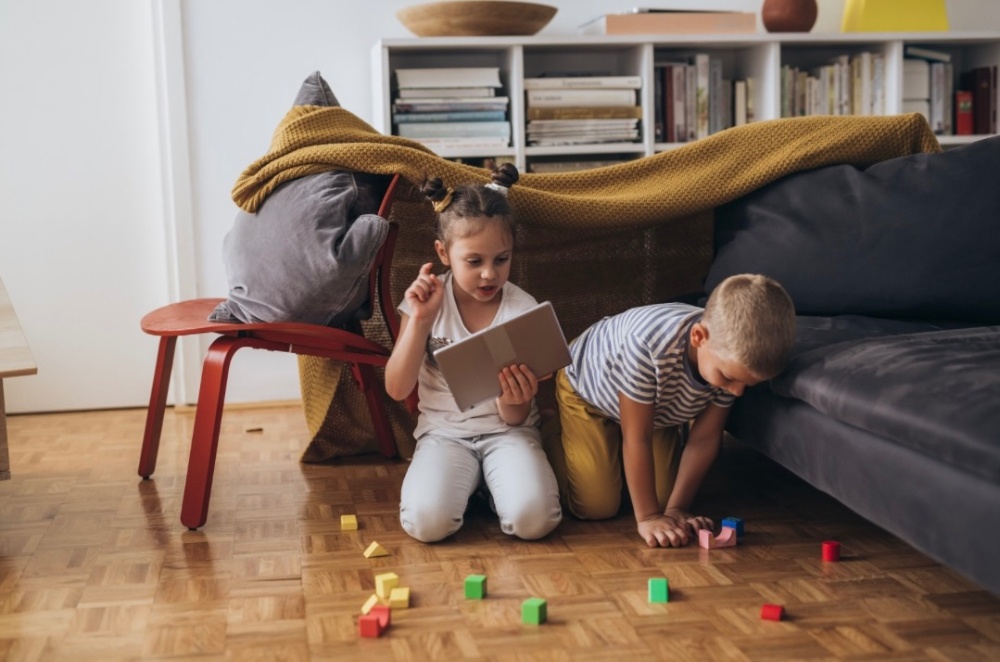 勉強中の姿勢が悪いと背骨の成長バランスが崩れてしまいます。