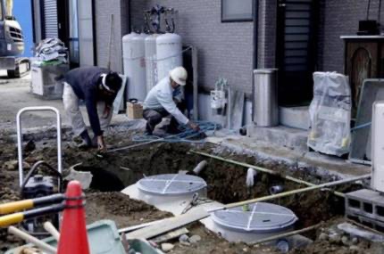 店舗や法人施設の屋外配管工事の写真|一般住宅だけでなく事業所の水漏れ・排水詰まりにも対応する救急水道サービス