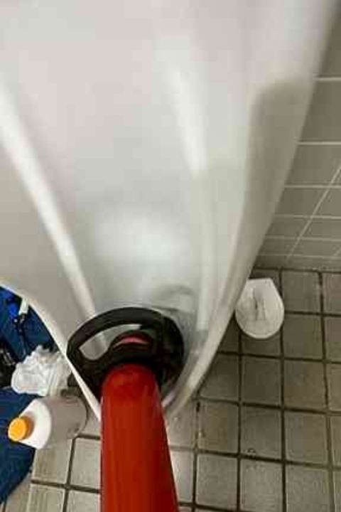 東京都墨田区でのトイレつまり修理風景(ローポンプ作業)