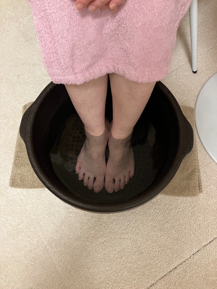 足湯をする女性