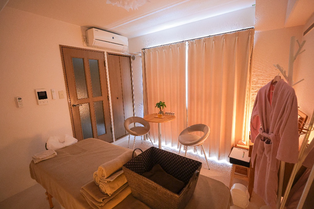 アロマトリートメントの施術を受けてくつろぐ女性