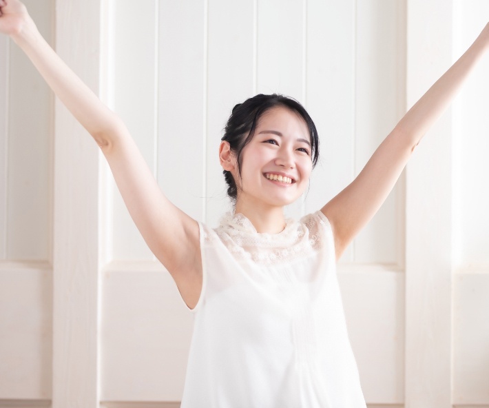 伸びをしてイキイキする女性