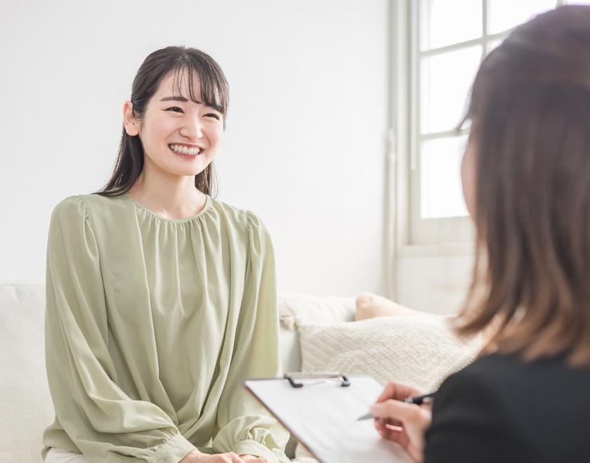 整体のカウンセリングを受ける女性