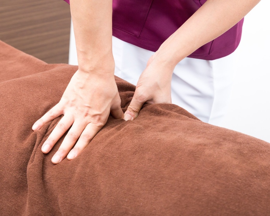 整体でほぐしを行う女性の手