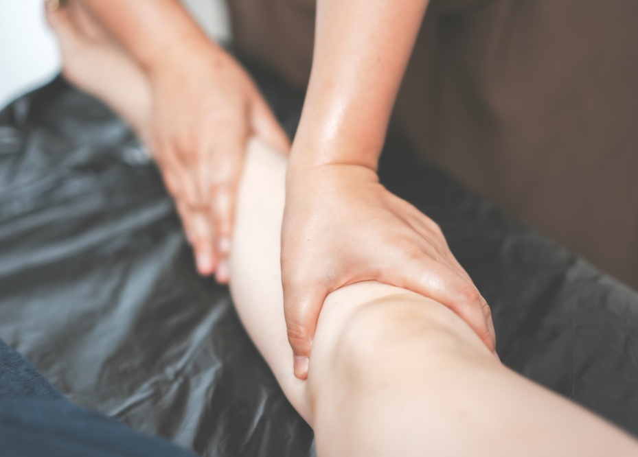 手を使い足をマッサージする様子