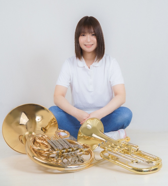 ホルン教室講師の写真、ホルンレッスンをする講師の写真、菊池美香のプロフィール写真