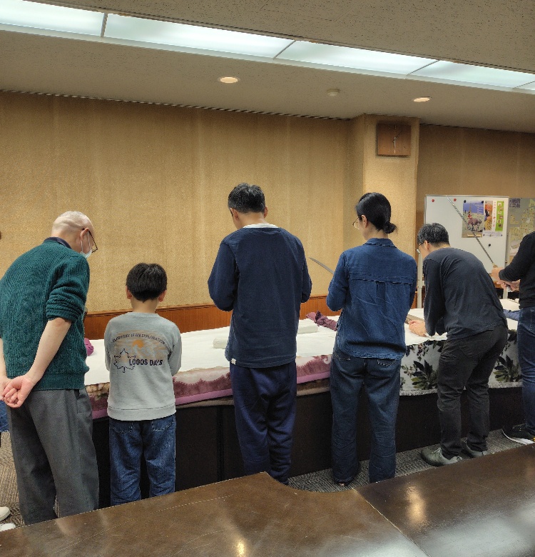 熱心に刀を鑑賞する参加者達