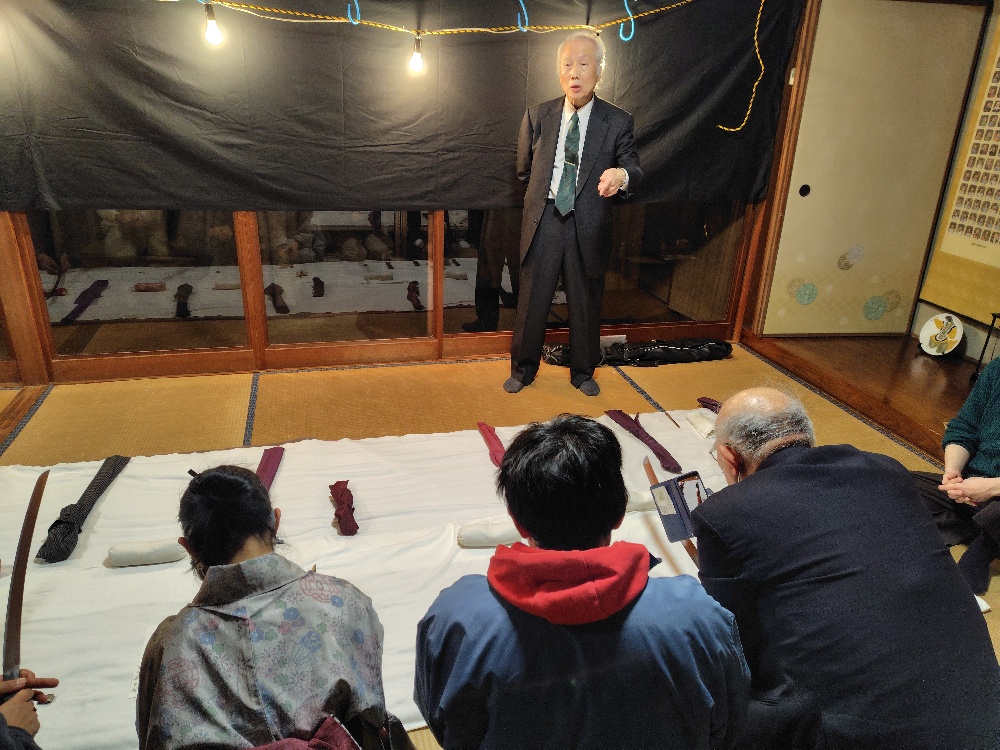 日本刀を鑑賞する人々