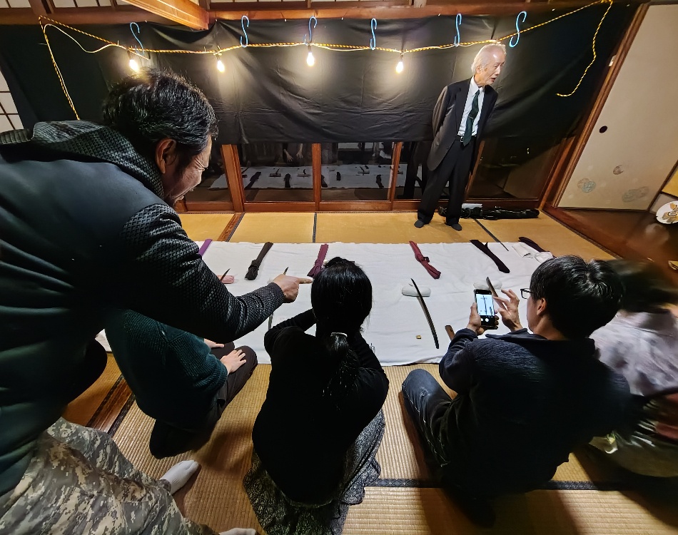 刀を鑑賞する人々