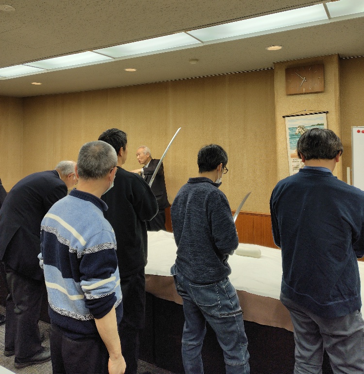 日本刀を手に持って鑑賞する参加者たち