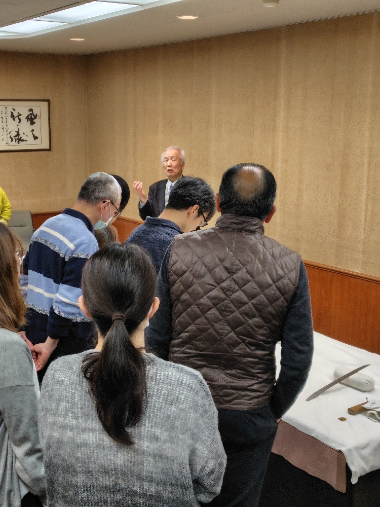 並べられた日本刀を鑑賞する人々