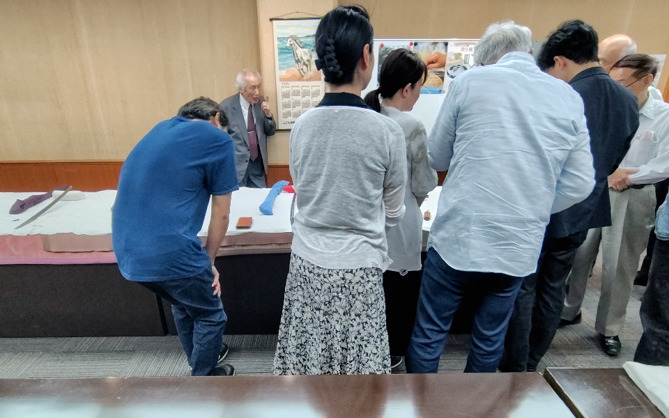 日本刀を鑑賞する人々