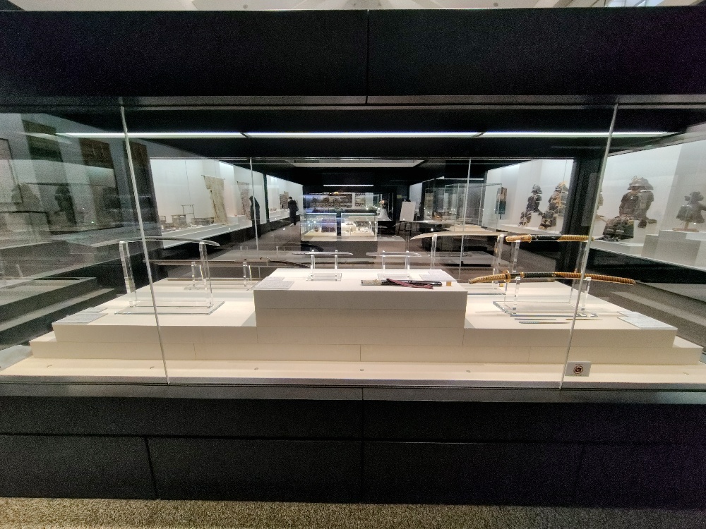 展示された日本刀と甲冑