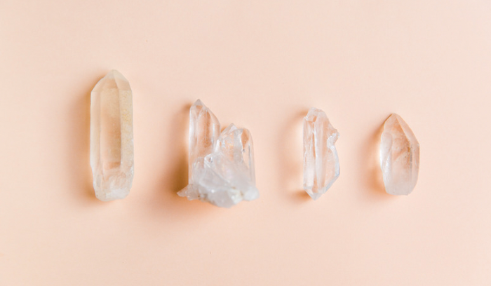 ピンクのテーブルに並べられたクリスタル達