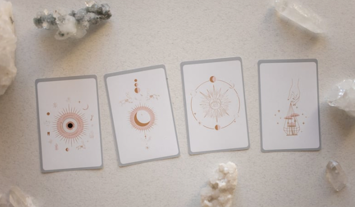 クリスタルやパワーストーンに囲まれたオラクルカード