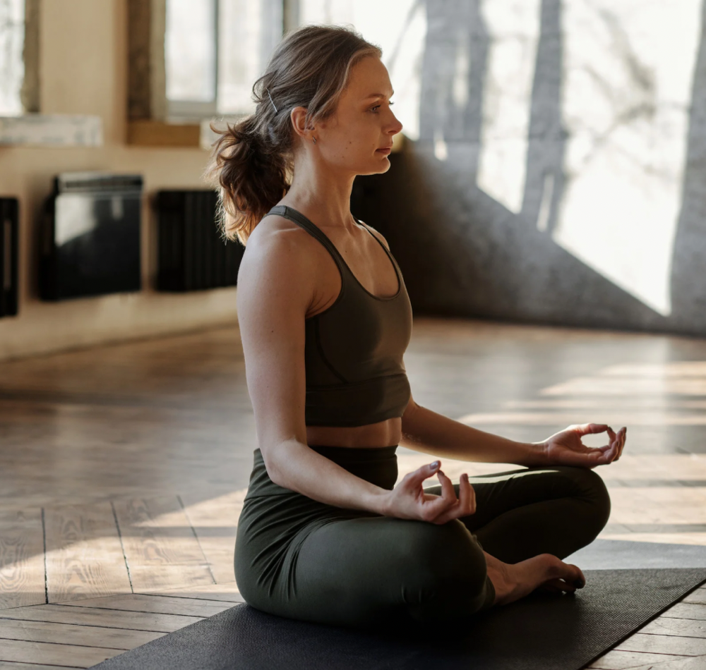 座っている女性