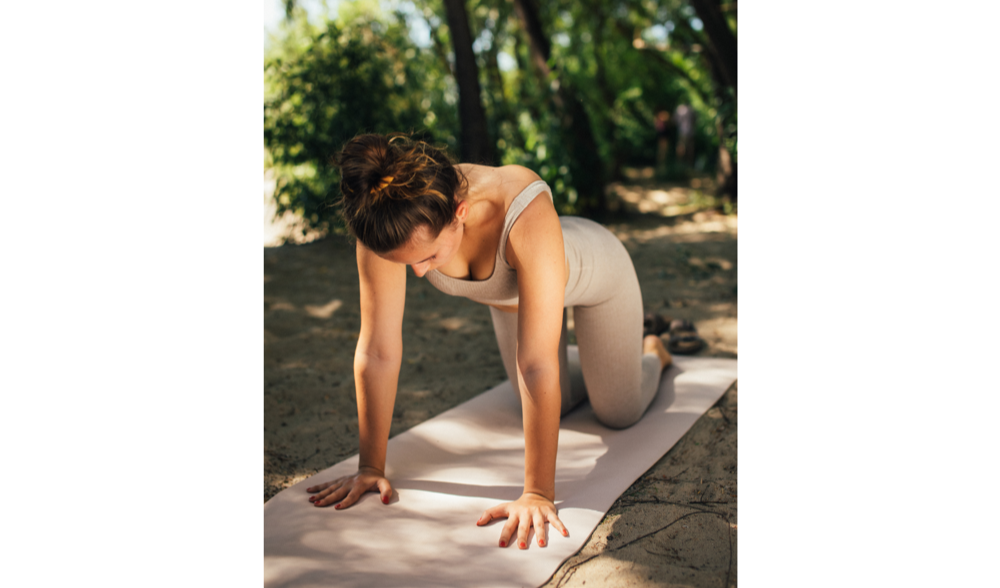 ヨガポーズをする女性