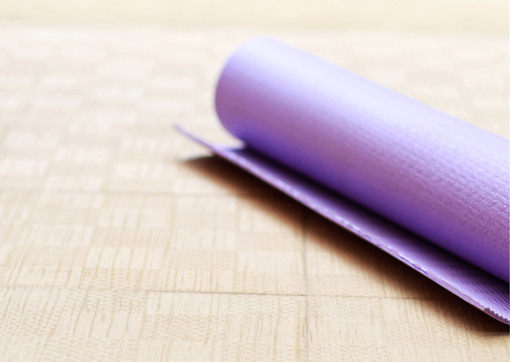 畳まれているヨガマット