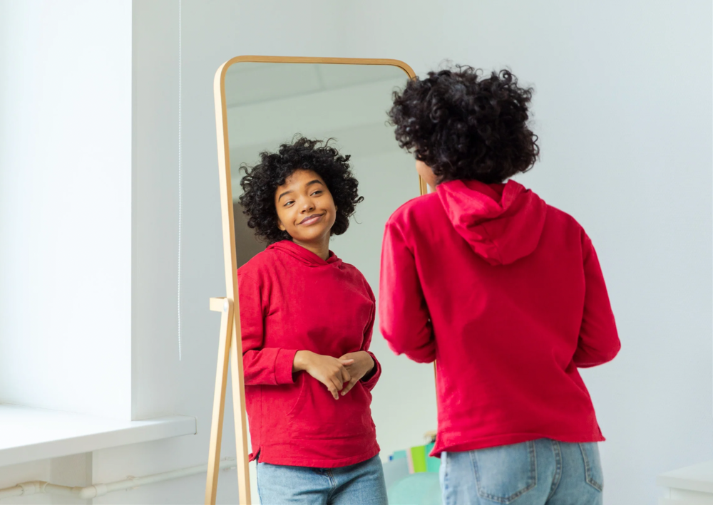 鏡を見ている人