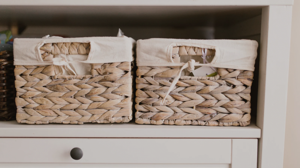 棚に置かれているかご