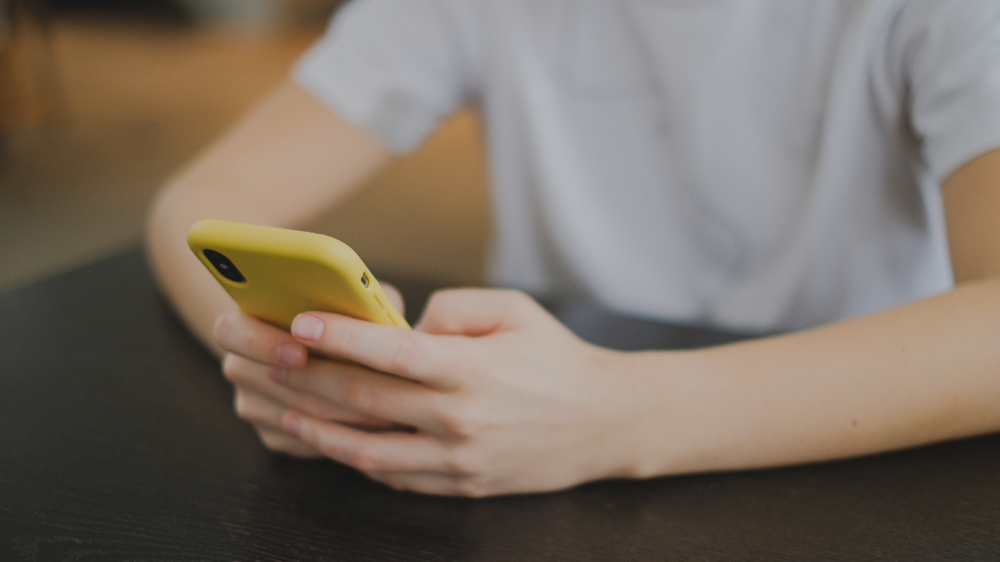 スマホを使っている手