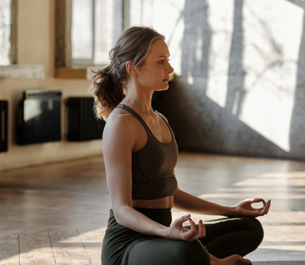 座ってヨガをする姿