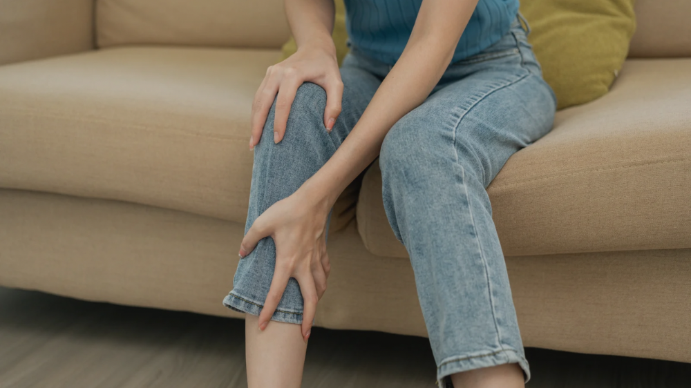 座って膝を抑えている姿